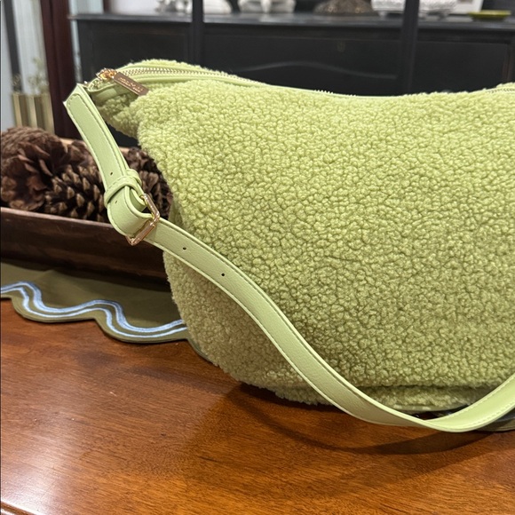 Anthropology mali + lili Green Sherpa Crossbody Bag NWOT - Picture 2 of 12